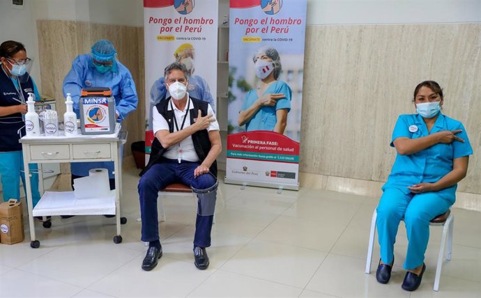 El presidente de Perú, Francisco Sagasti, durante su vacunación contra el coronavirus.