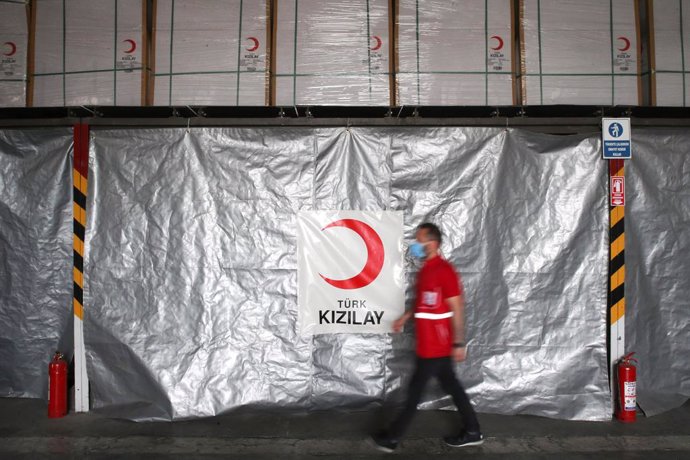 Archivo - 22 May 2020, Turkey, Ankara: A man walks in front of the medical equipment, which Turkey prepared to be sent to the Republic of Dagestan to support the country in the fight against coronavirus (COVID-19) pandemic. Photo: -/PPI via ZUMA Wire/dpa
