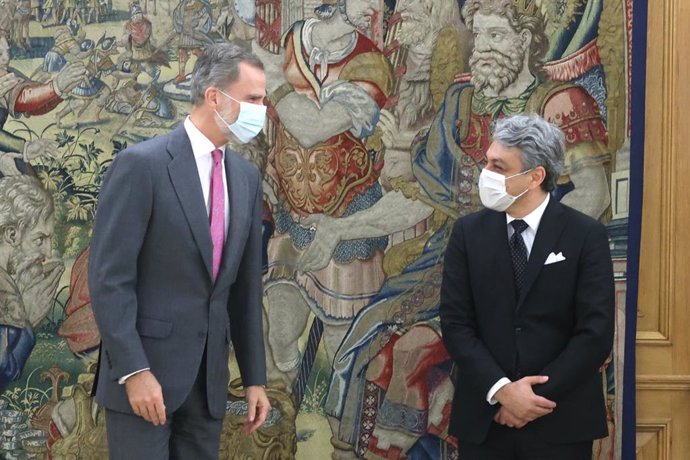 Archivo - El Rey Felipe VI (i), junto al consejero delegado del Grupo Renault, Luca de Meo (d), en el Palacio de la Zarzuela, en Madrid (España), a 17 de Noviembre de 2020.