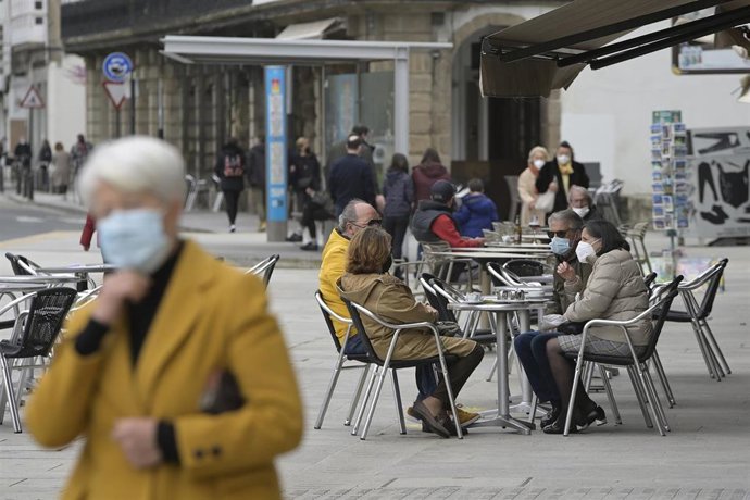 Varias personas en la terraza de un restaurante