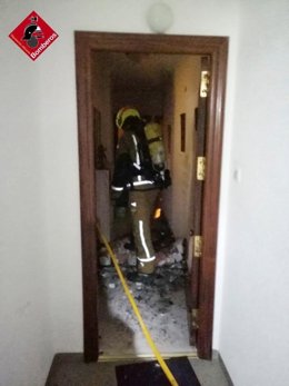 Un bombero sofoca el incendio en una vivienda de Elx