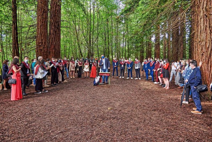 Archivo - Graduación alumnos Bachiller del IES Foramontanos en el Bosque de Secuoyas de Cabezón. Archivo