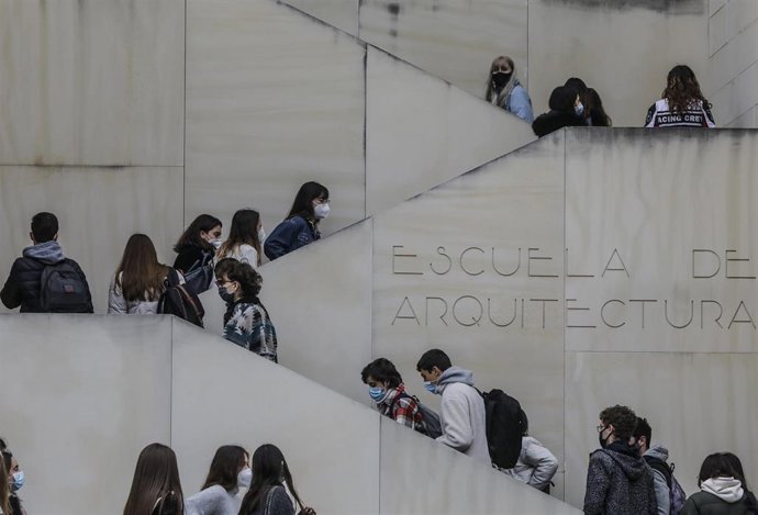 Varios estudiantes acuden a clases en una facultad de la Universidad de Valencia el día en el que los universitarios vuelven a las aulas, en Valencia, Comunidad Valenciana (España), a 1 de marzo de 2021. 