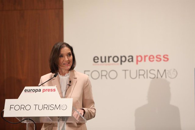 La ministra de Industria, Comercio y Turismo, Reyes Maroto, interviene durante la inauguración de los nuevos Desayunos Informativos sobre Turismo de Europa Press en el Hotel Eurostars Madrid Tower, en Madrid (España), a 22 de marzo de 2021.