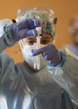 Archivo - Un trabajador sanitario sostiene una probeta en un dispositivo de cribado masivo de antígenos organizado para detectar positivos por coronavirus 