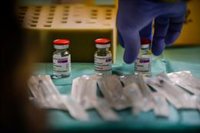 Un estudio de la vacuna de AstraZeneca muestra una eficacia del 80% en mayores de 65 años y ningún vínculo con trombos