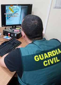 Un agente de la Guardia Civil, durante la operación