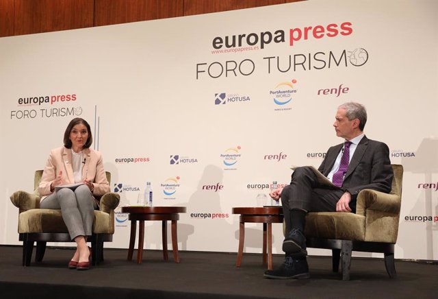 La ministra de Industria, Comercio y Turismo, Reyes Maroto, responde en una entrevista con el director de Europa Press, Javier García Vila, en los Desayunos Informativos sobre Turismo del Foro Turismo de Europa Press , a 22 de marzo de 2021.