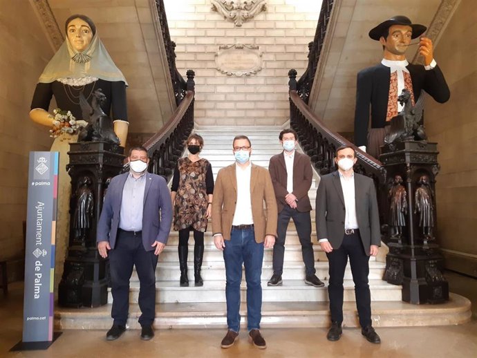 El alcalde de Palma, Jose Hila, con el resto de representantes en el Vestíbulo de Cort.