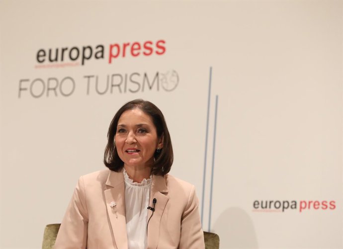 La ministra de Industria, Comercio y Turismo, Reyes Maroto, interviene en la inauguración de los nuevos Desayunos Informativos sobre Turismo por Foro Turismo de Europa Press en el Hotel Eurostars Madrid Tower, en Madrid (España), a 22 de marzo de 2021.