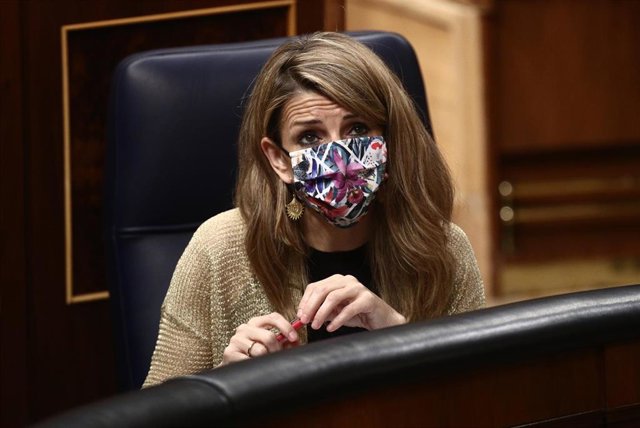 La ministra de Trabajo y Economía Social, Yolanda Díaz, durante una sesión de control al Gobierno en el Congreso de los Diputados, en Madrid (España), a 10 de marzo de 2021. Durante el pleno, el Ejecutivo será interpelado sobre el incremento del paro desd