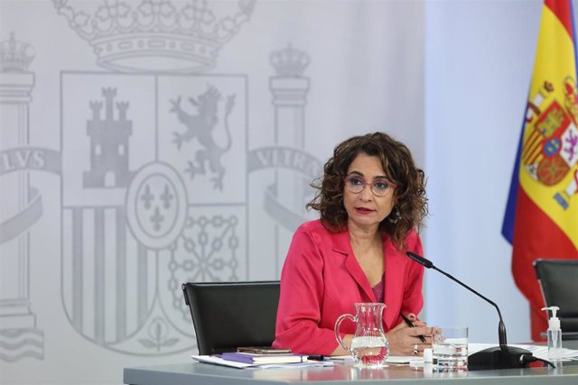 La ministra portavoz y ministra de Hacienda, María Jesús Montero, comparecen en una rueda de prensa posterior al Consejo de Ministros extraordinario celebrado en Moncloa, a 12 de marzo de 2021. 