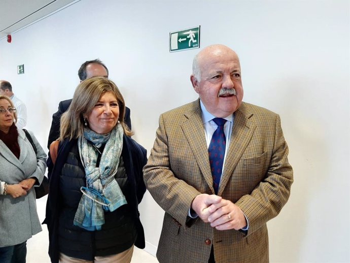 Archivo - Jesús Aguirre con la delegada de Salud en Cádiz, Isabel Paredes, en una imagen de archivo