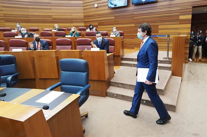 Mañueco se dirige a su escaño al inicio de la sesión de la moción de censura en CyL