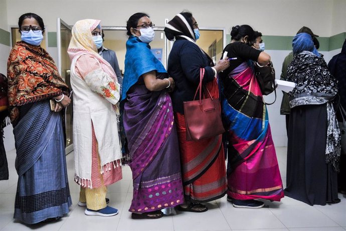 Archivo - Mujeres haciendo cola para vacunarse en Bangladesh