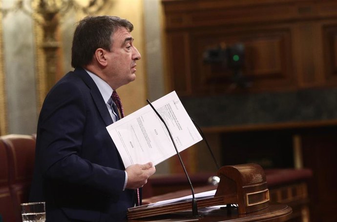 El portavoz parlamentario del PNV, Aitor Esteban, interviene durante una sesión de Control al Gobierno en el Congreso