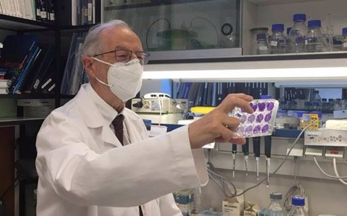El virólogo Luis Enjuanes, en el Centro Nacional de Biotecnología del CSIC.