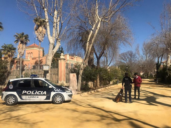Un coche patrulla de la Policía Local, en Lorca
