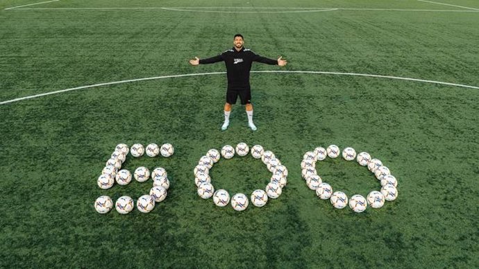 Luis Suárez dona 500 balones tras marcar su gol 500 en la Liga española.