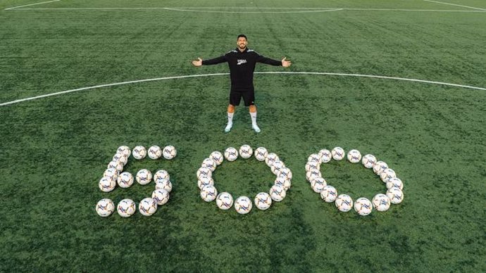 Luis Suárez dona 500 balones tras marcar su gol 500 en la Liga española.