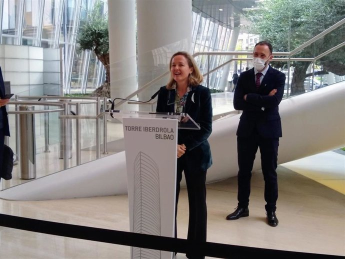 La vicepresidenta y ministra de Asuntos Económicos y Transformación Digital, Nadia Calviño, en rueda de prensa en Bilbao, antes de reunirse con el Círculo de Empresarios Vascos.