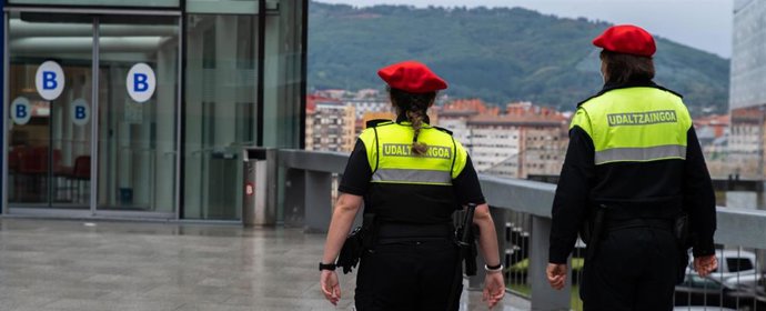 Imagen de dos policías municipales de Bilbao.