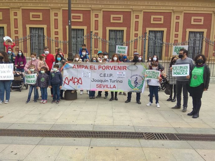 Sevilla.- Concentración este martes en el CEIP Joaquín Turina contra la supresión de una de sus unidades 