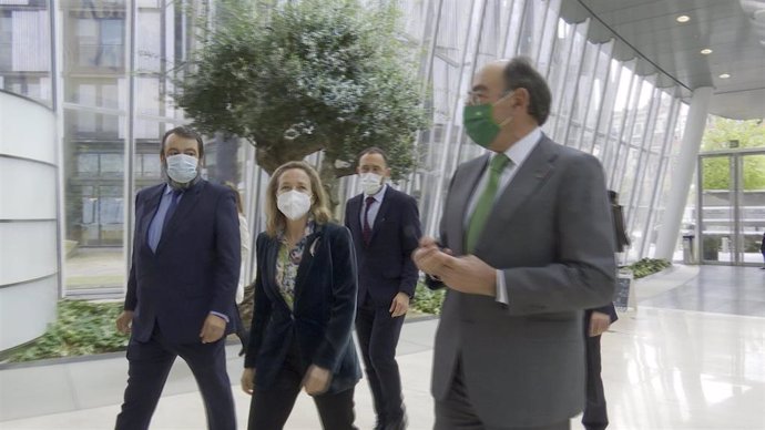 La vicepresidenta tercera, Nadia Calviño, es recibida por el presidente de Iberdrola, Ignacio Sánchez Galán, en un acto en Bilbao.