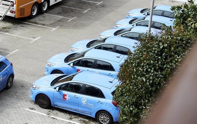 Archivo - Vehículos de hospitalización domiciliaria del Hospital Universitario Marqués de Valdecilla