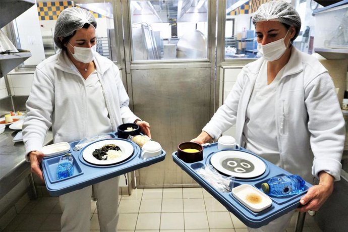 A la izda. El plato de la dieta habitual, y a la dcha, el mismo plato texturizado.