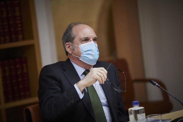 Archivo - El portavoz socialista en la Asamblea de Madrid, Ángel Gabilondo, antes de una reunión con la presidenta de la Comunidad y con el resto de portavoces regionales, en Madrid, en la sede del Gobierno regional, en Madrid (España), a 16 de febrero de