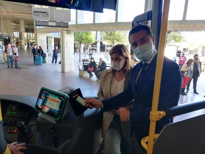 El director general de Movilidad, Felipe Arias, presenta la nueva tarjeta del Consorcio Metropolitano.