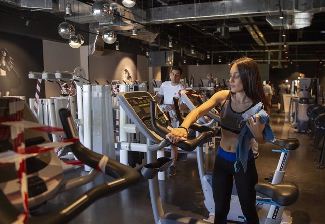 Archivo - Un usuario limpia una máquina tras hacer ejercicio en el gimnasio McFit durante el primer día de la fase 3, donde se permite la reapertura de gimnasios con el 50 % del aforo y manteniendo las medidas de seguridad,. En Sevilla, a 08 de junio de 2