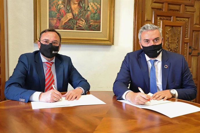 El presidente de Epremasa, Francisco Palomares (izda.), y su homólogo en Eprinsa, Víctor Montoro, firman el acuerdo