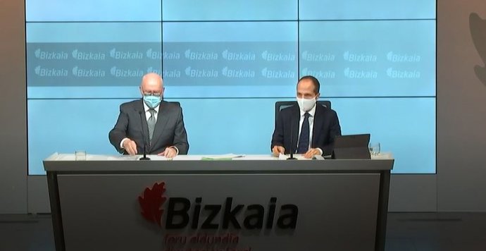 El diputado de Hacienda y Finanzas de Bizkaia, José María Iruarrizaga, y el director general de Hacienda, Iñaki Alonso, presentarnlos resultados de las actuaciones contra el fraude fiscal obtenidos en el año 2020.