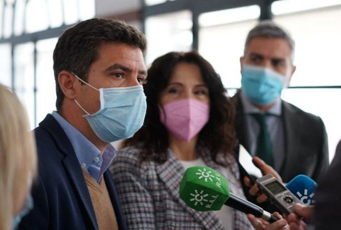 El portavoz de Cs en el Parlamento de Andalucía, Sergio Romero, y la consejera de Igualdad, Rocío Ruiz, este lunes en la atención a los medios.