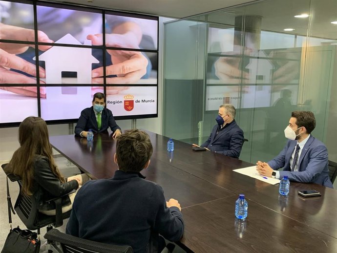 El consejero de Fomento e Infraestructuras, José Ramón Díez de Revenga, y los presidentes de la Asociación de Promotores Inmobiliarios de la Región de Murcia (APIRM) (2d), José Ramón Blázquez, y al presidente del Consejo de la Juventud, Jesús Alcolea (1
