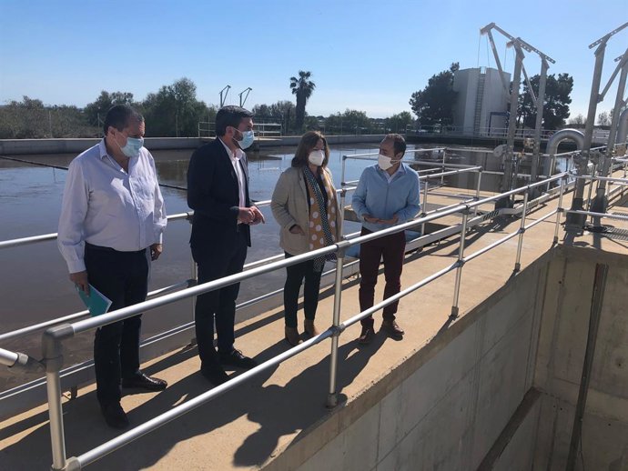El consejero de Agua, Antonio Luengo (2i), durante su visita a la Estación Depuradora de Aguas Residuales de San Pedro del Pinatar.