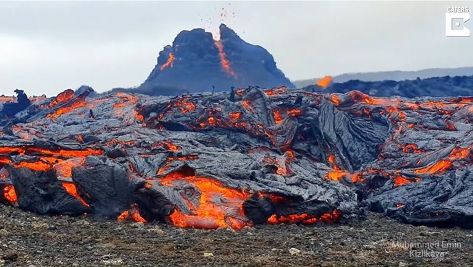 Este hombre se sube al volcán Fagradalsfjall de Islandia para capturar de cerca estas impresionantes imágenes de su erupción