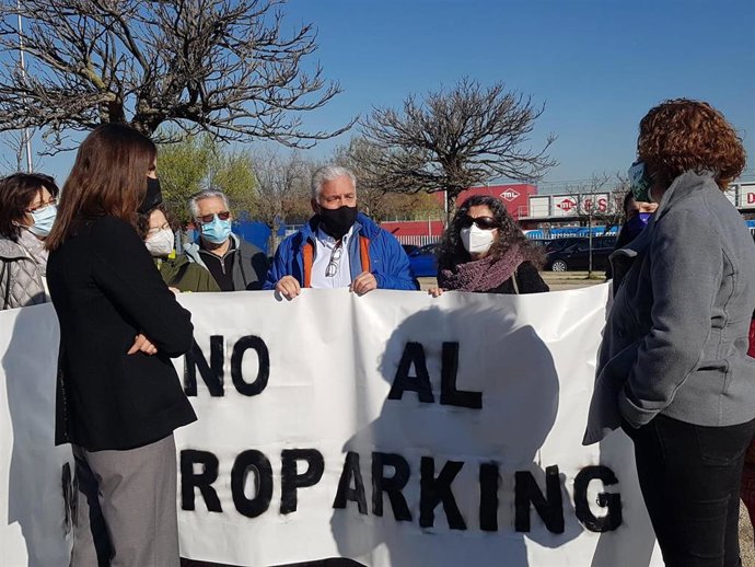 La portavoz de Más Madrid en el Ayuntamiento, Rita Maestre, y la concejala de Movilidad, Esther Gómez, con los vecinos que se oponen al parking de mil plazas en Aravaca