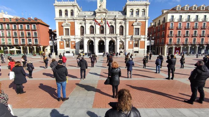 Concentración del sector de la peluquería y la estética en Valladolid para reclamar la bajda del IVA.