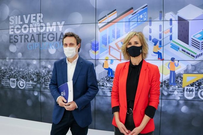 El diputado de Promoción Económica, Turismo y Medio Rural, Jabier Larrañaga, y la directora de Adinberri, Rakel San Sebastian