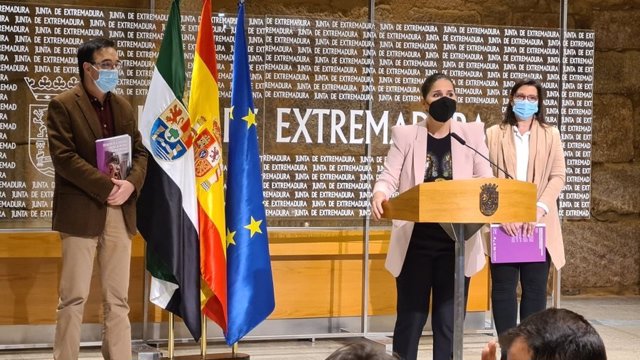 La consejera de Igualdad, Isabel Gil Rosiña, junto al presidente de Cermi Extremadura, Jesús Gumiel, y una responsable también de Cermi en la región, Belén Trianes, en la presentación de un estudio sobre mujer con discapacidad y violencia de género