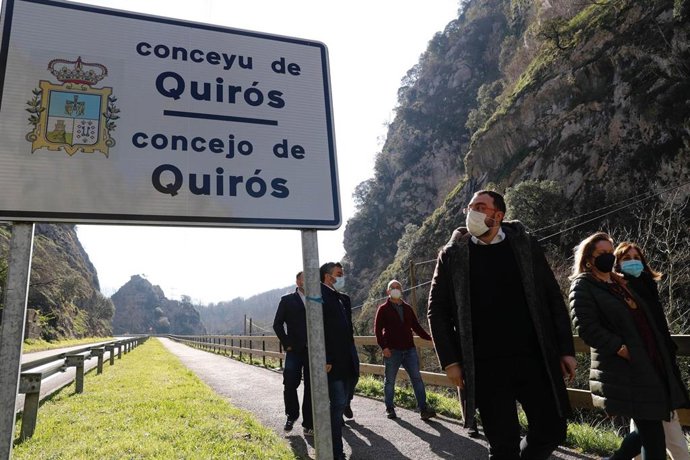 El presidente del Principado, Adrián Barbón, en la Senda del Oso.