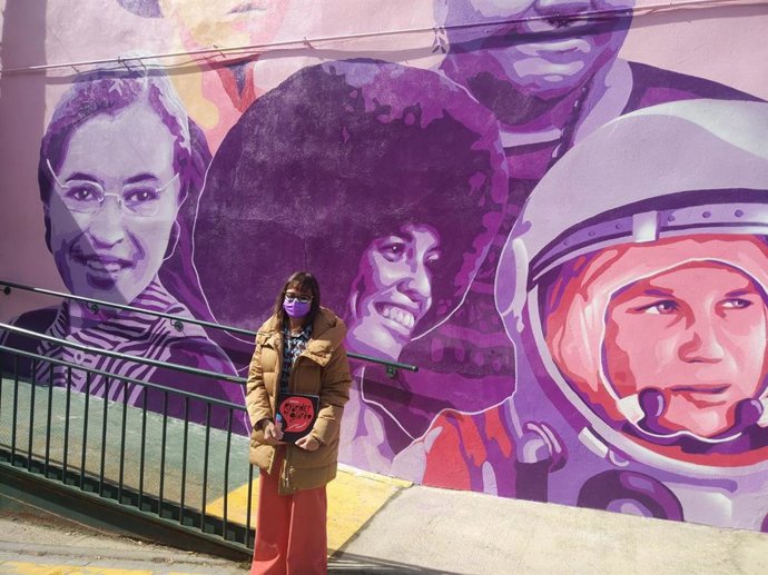 La concejal de Igualdad del Ayuntamiento de Soria presenta la guía 'Rebeldes de Género'.