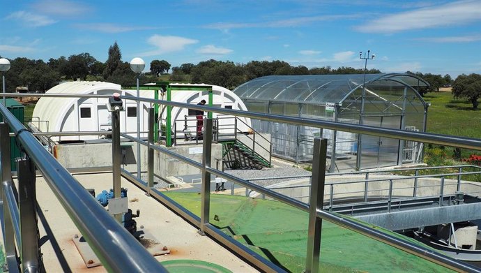 Archivo - Actuación Emproacsa en la EDAR de El Viso-Villaralto.