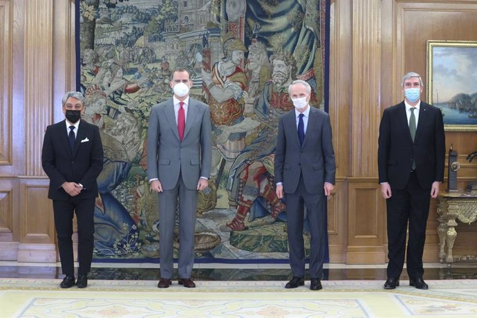 El Rey Felipe VI junto con Luca de Meo, Jean Dominique Senard y José Vicente de los Mozos.