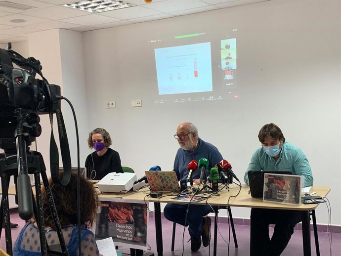 Miembros de Apdha presentando el Informe Frontera Sur