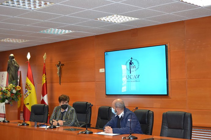 La rectora de la UCAV, M del Rosario Sáez Yuguero, y el delegado de Cáritas, Antonio Luis Nicolás, firman un convenio.