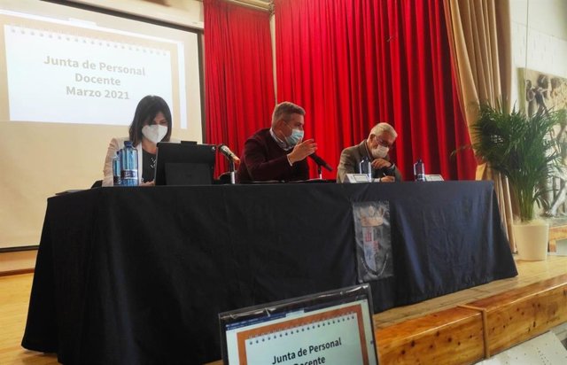 Sutil (c) en la reunión de la Junta de Personal Docente.